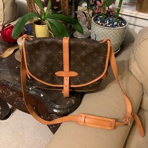 LV  Saumur 30 messenger bag